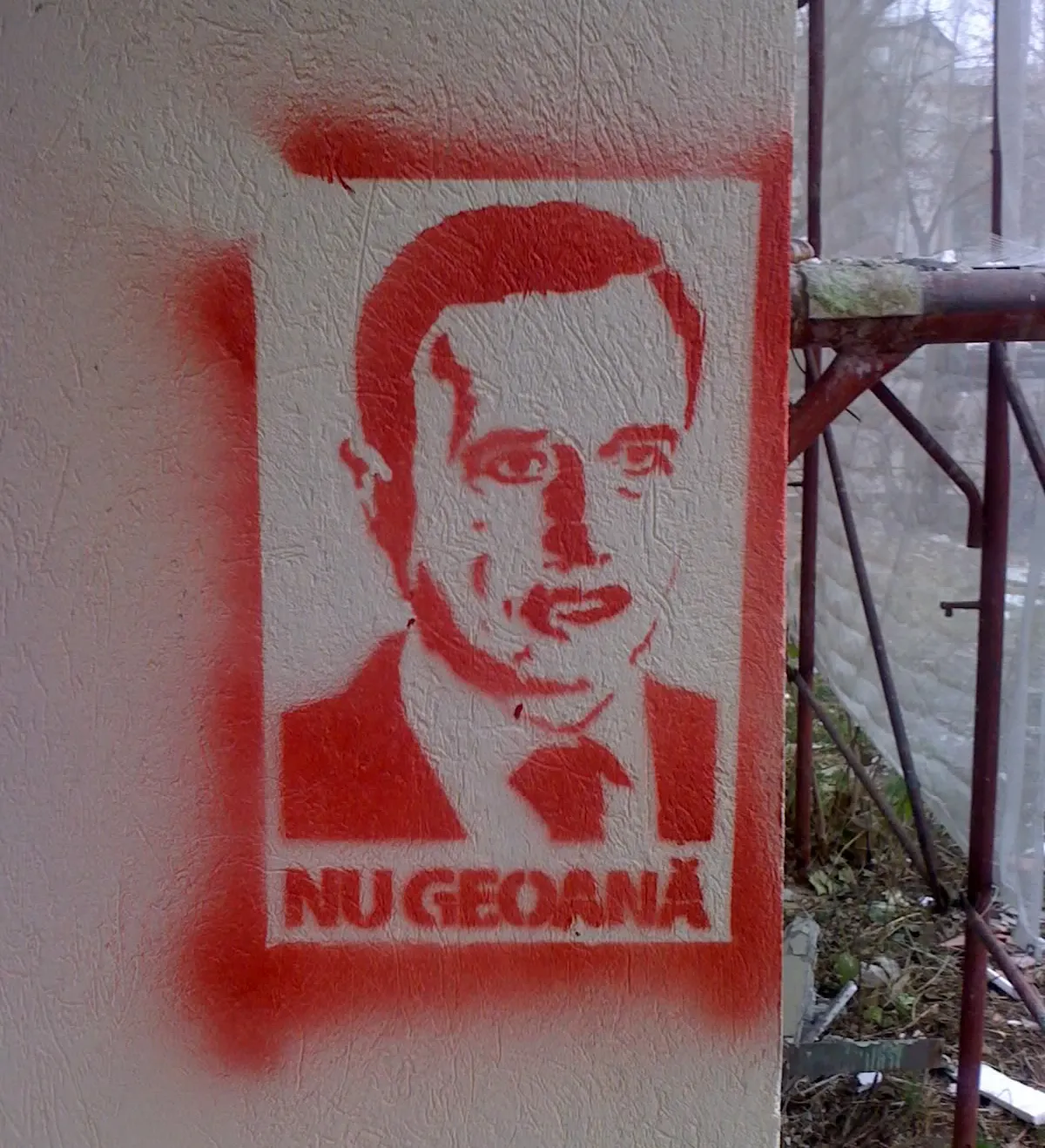 Slogan electoral inscripţionat pe un bloc din Dâmboviţa 