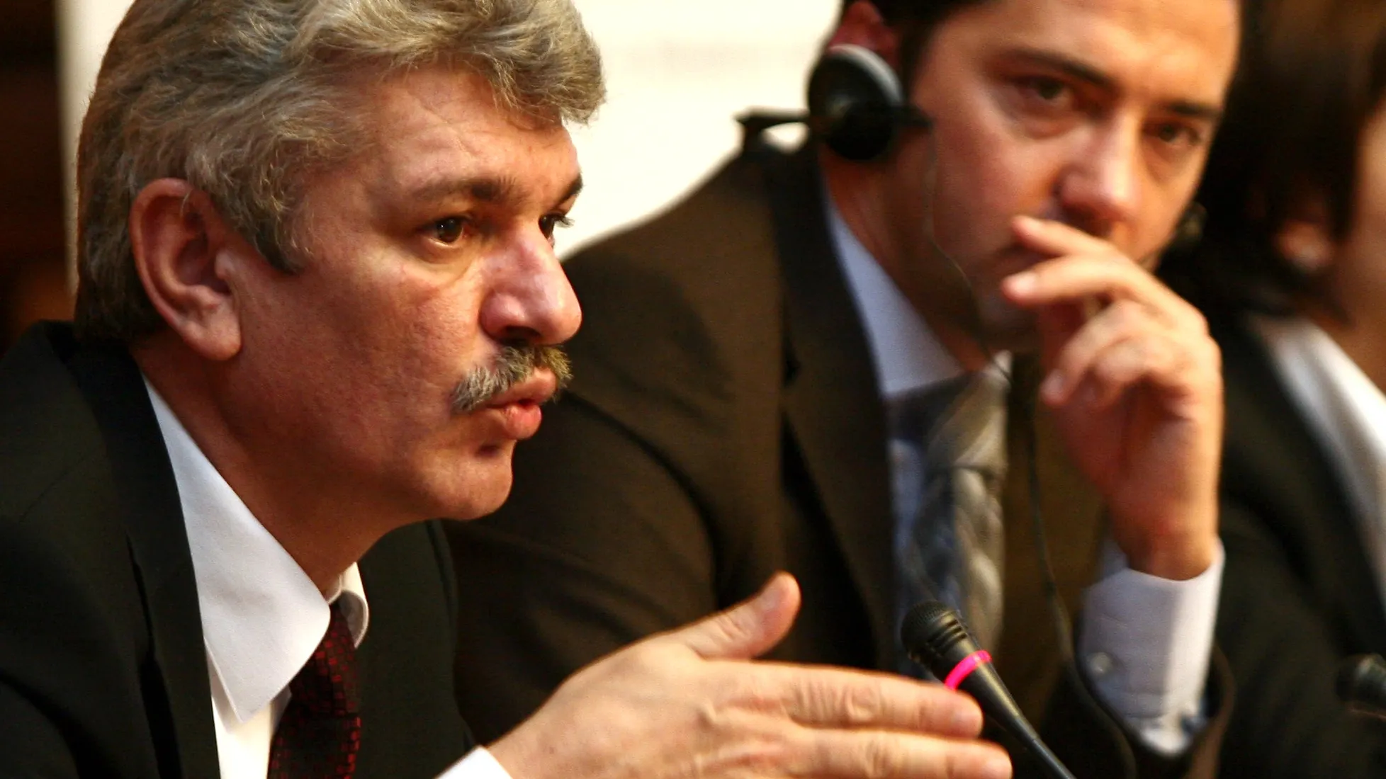 Şeful STS, Marcel Opriş, i-a \"bruiat\" pe ziariştii prezenţi la Senat. VEZI VIDEO