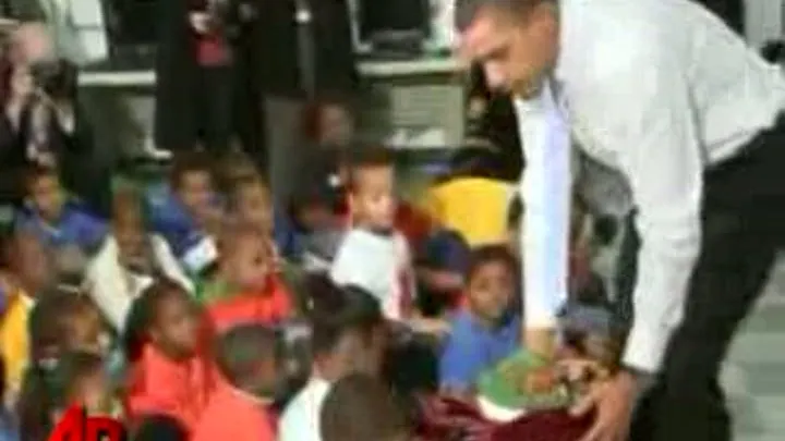 Barack Obama a fugit de la preşedinţie pentru a împărţi dulciuri copiilor