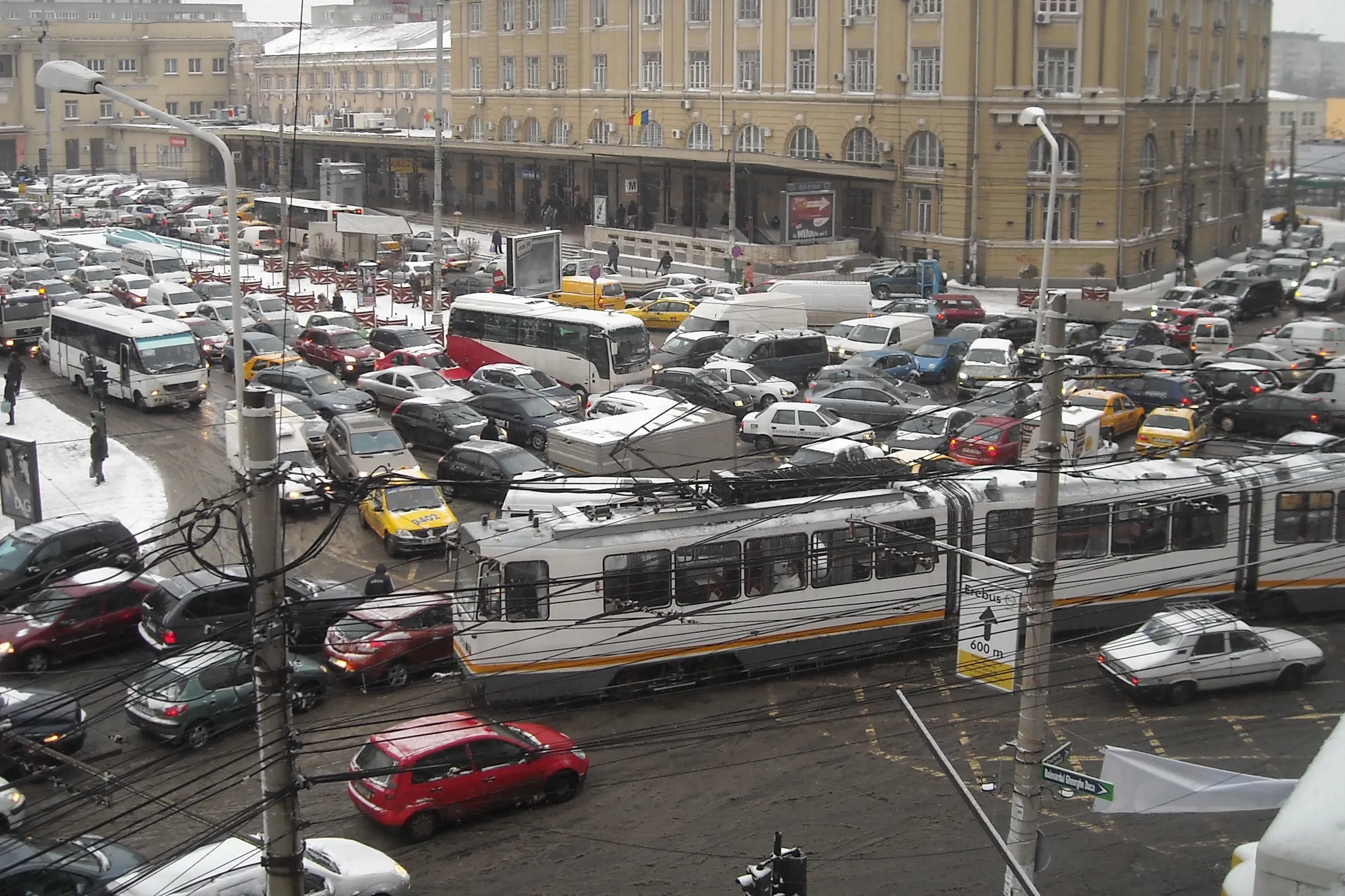 Ninsoarea a dat peste cap traficul din Capitală. Oprescu a ameninţat cu sancţiuni