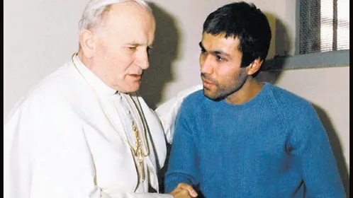 Bărbatul care a încercat să-l ucidă pe Ioan Paul II cere 2 milioane de lire pentru a-şi scrie memoriile