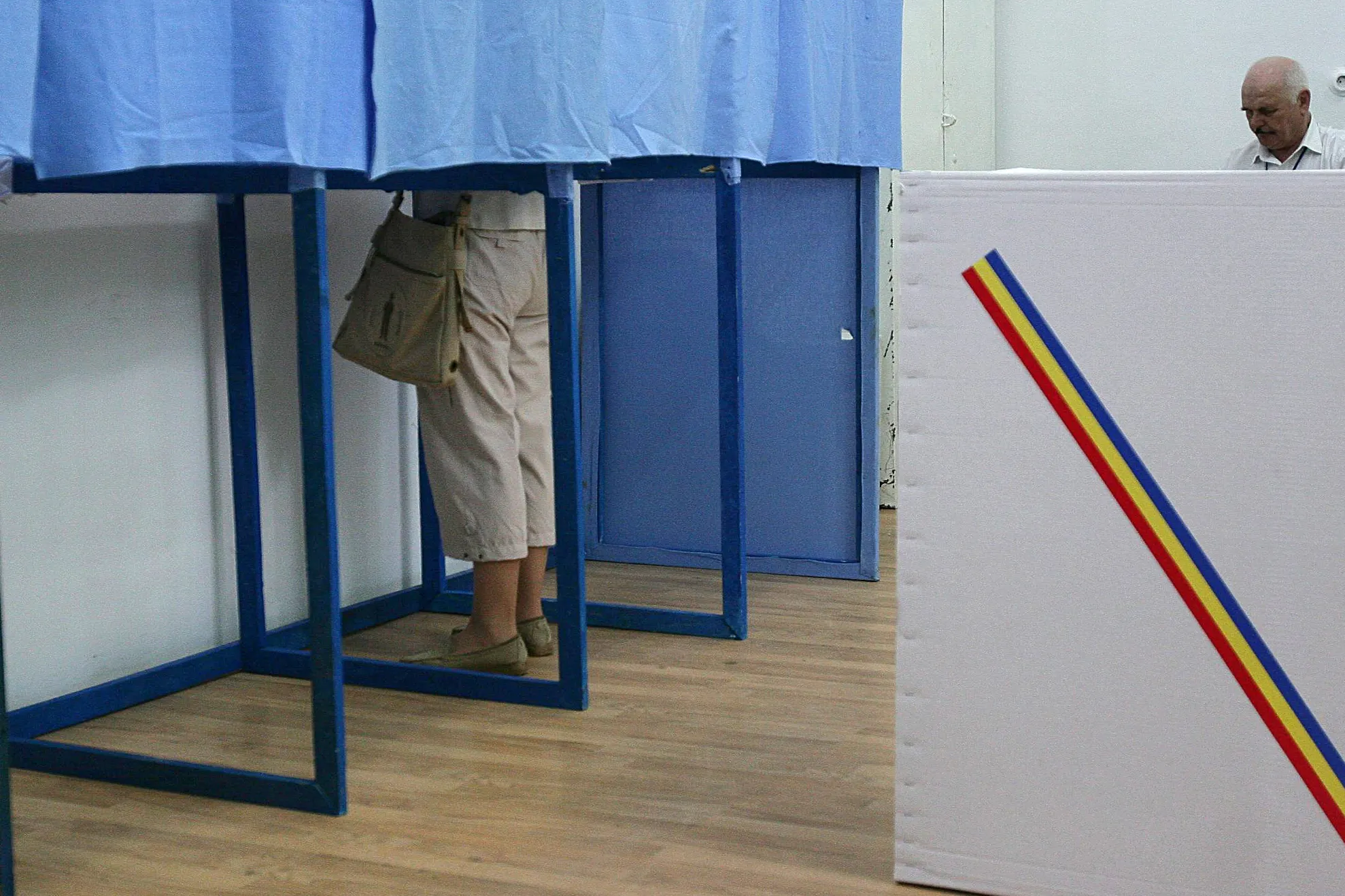 Un tânăr din Săcele a fost reţinut după ce a încercat să voteze de două ori