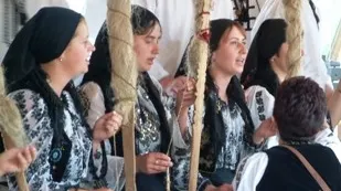 Tradiţii şi obiceiuri din Alba: Femeile şi bărbaţii se adună în nopţile de iarnă pentru torsul lânii şi a cânepii