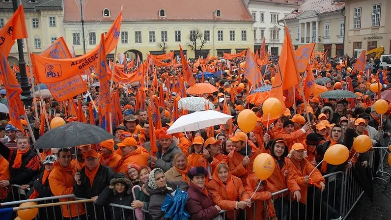 Judeţul Sibiu este portocaliu: Băsescu preferat în 52 de localităţi, iar Geoană în 12
