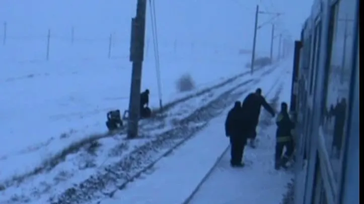 Peste 200 de oameni înzăpeziţi au fost salvaţi cu un tren 
