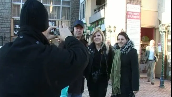Elena Udrea şi Elena Băsescu s-au fotografiat cu turiştii la Sinaia