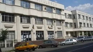 Un profesor a fost găsit mort în faţa Universităţii Nicolae Titulescu din Capitală