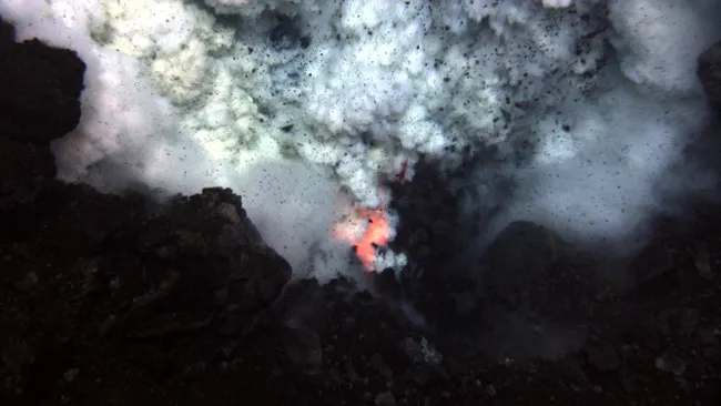 Cea mai adâncă erupţie vulcanică înregistrată vreodată - VEZI VIDEO
