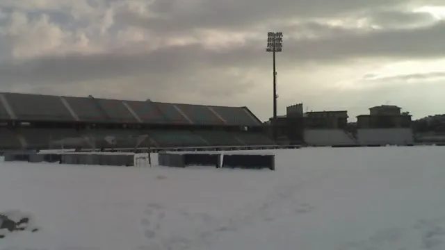 Fotbal îngheţat în Europa. Zăpada a amânat revenirea lui Mutu