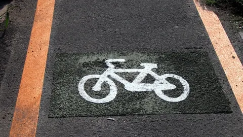Maşinile parcate ilegal pe trotuar, pe benzile pentru biciclişti ar putea fi ridicate