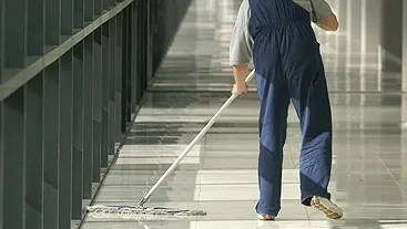 Persoană care face curățenie