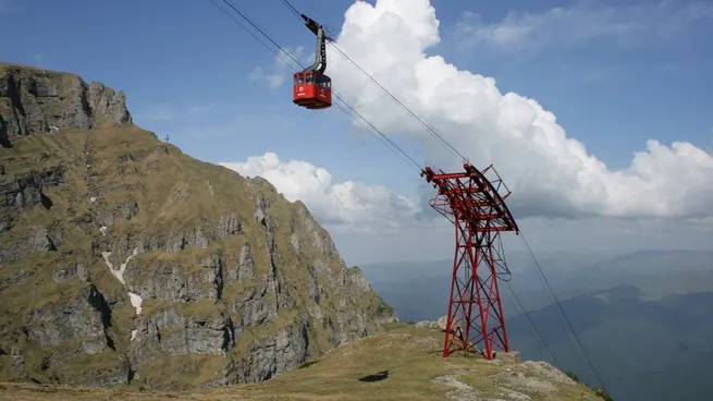 Mai mulți turiști au rămas blocați în telecabină, 30 de minute
