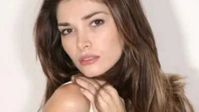 Cum arată Alina Puşcaş, gravidă în şapte luni, în costum de baie, la mare