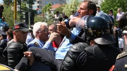 Mii de susținători ai opoziției albaneze cer demisia președintelui parlamentului, Ilir Meta