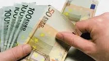 Românii au fost mai economi atât în lei, cât și în valută