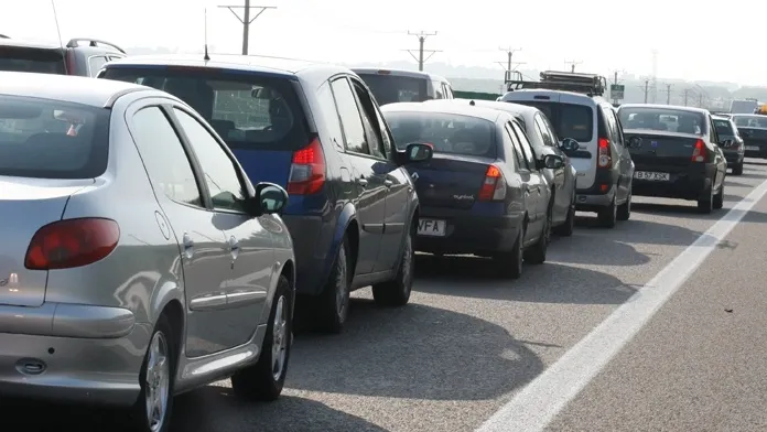 Avertisment de la InfoTrafic. Se anticipează aglomerație pe drumurile dinspre mare și munte