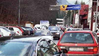 Cozi uriașe pe DN1 spre Valea Prahovei la începutul vacanței de schi. Trafic blocat în Comarnic și Bușteni