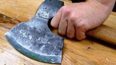 Scandal într-o comună din Cluj. Zeci de persoane s-au bătut cu furci şi topoare 