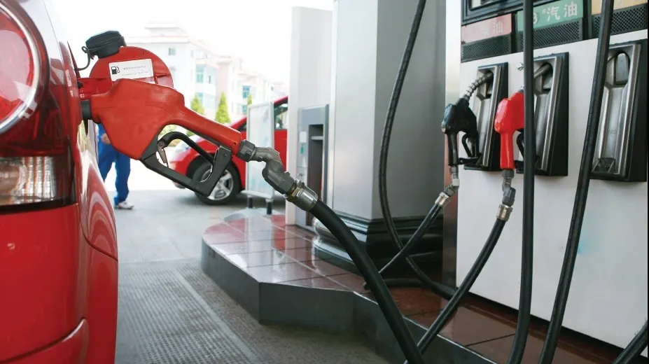 Prețuri RECORD la pompă - Benzina a sărit de 7 lei. Previziunile sumbre ale economiștilor
