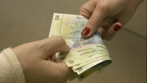 Profesoară de religie, reclamată că şi-a însuşit bani de la elevi pentru o tabără şcolară care nu s-a organizat. Ce riscă femeia