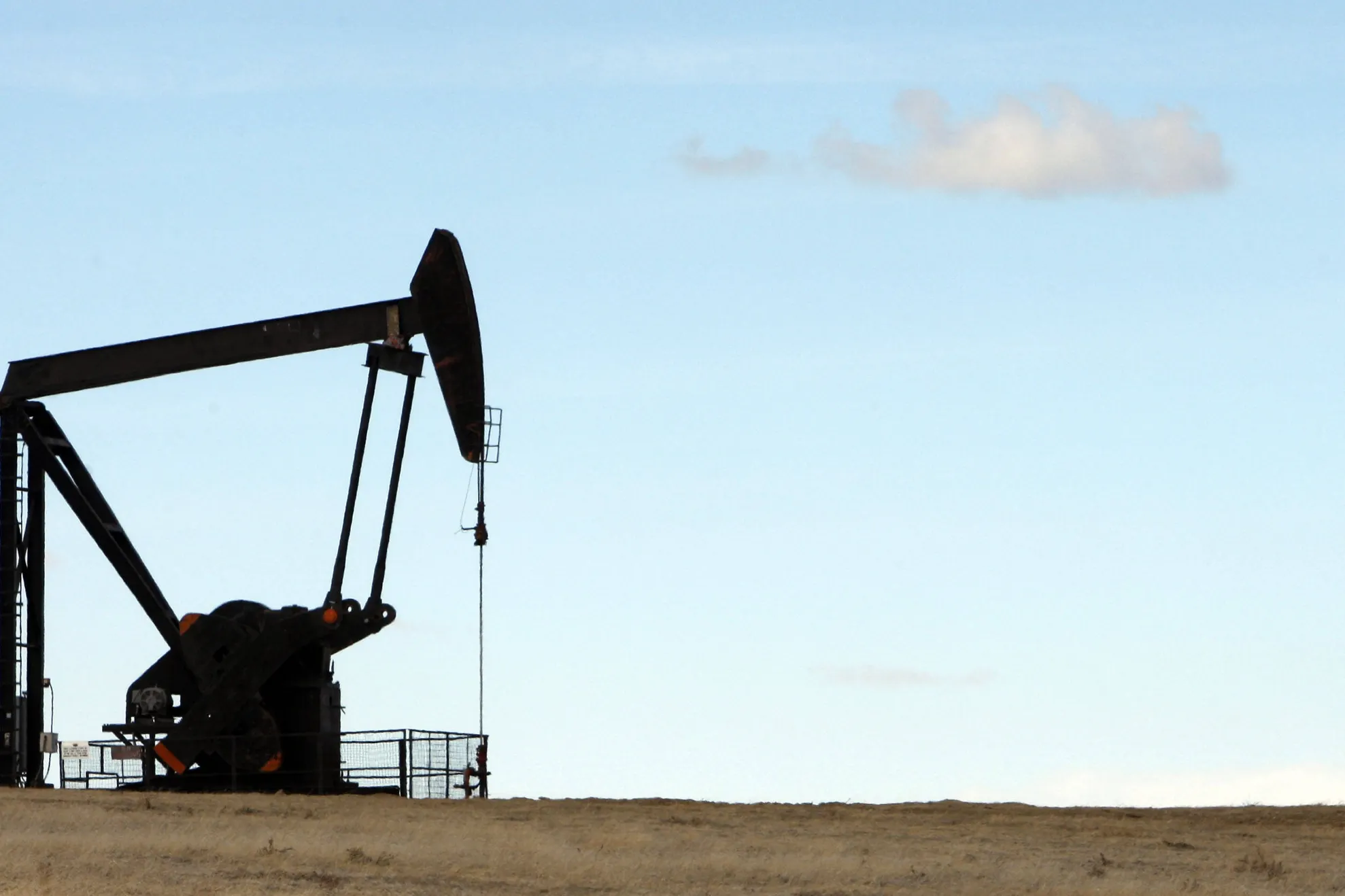 Preţul petrolului s-a prăbușit. Benzina şi motorina rămân SCUMPE