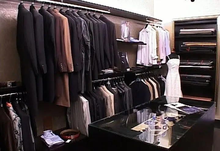 Ultimul trend în modă: costumul bărbătesc din stofă cu fir de aur