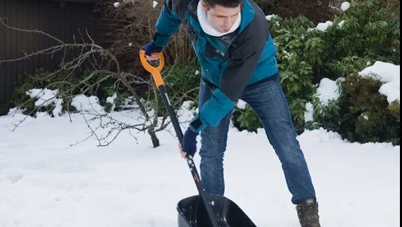 Un primar a decis: cine nu pune mâna pe lopată să dea zăpada va avea de suferit