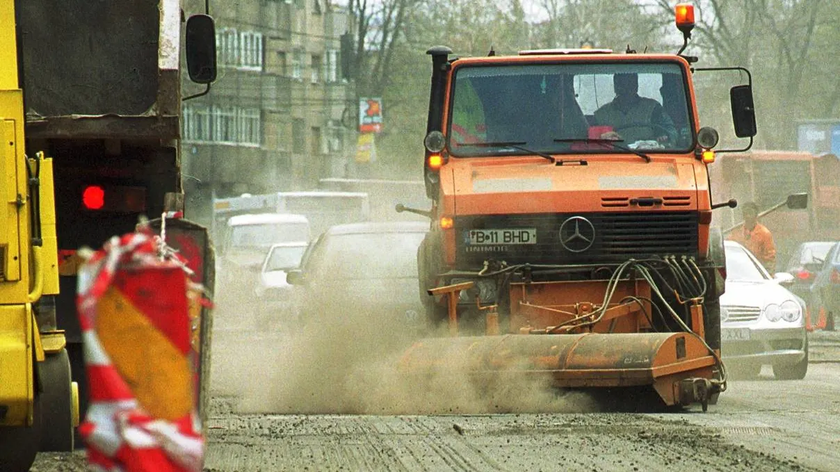 HAOS pe străzile Capitalei. Începe asfaltarea de toamnă, tocmai când traficul e tot mai aglomerat