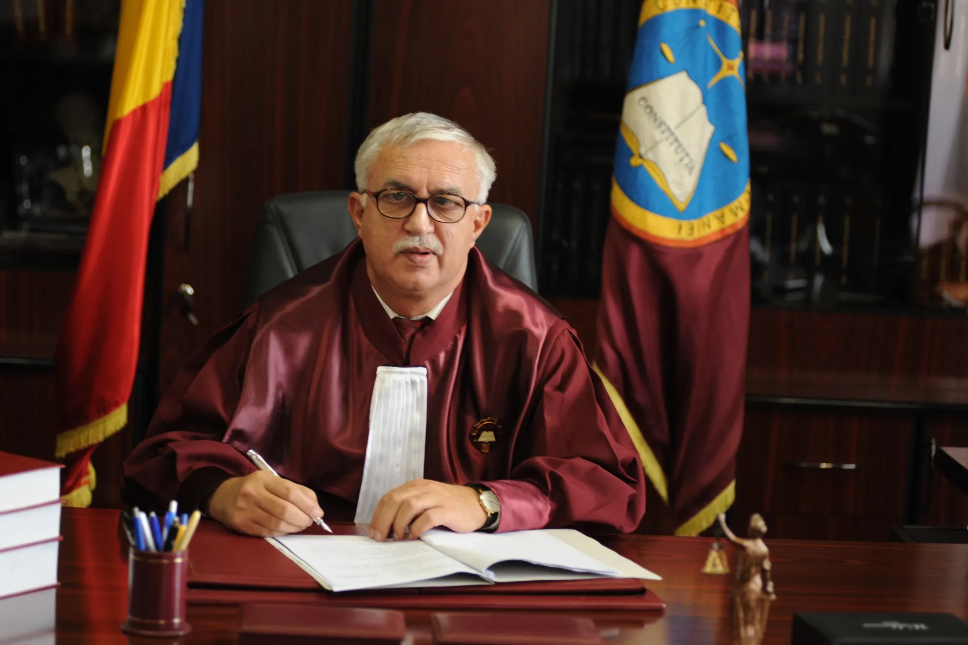 Zegrean: Peste 14.000 de legi, nepuse în acord cu deciziile CCR. Să luăm o bâtă să îi batem