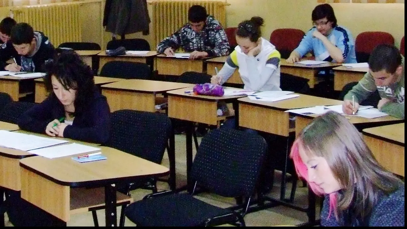 Peste 363.500 de liceeni vor beneficia de decontarea manualelor în limita a 55 de lei