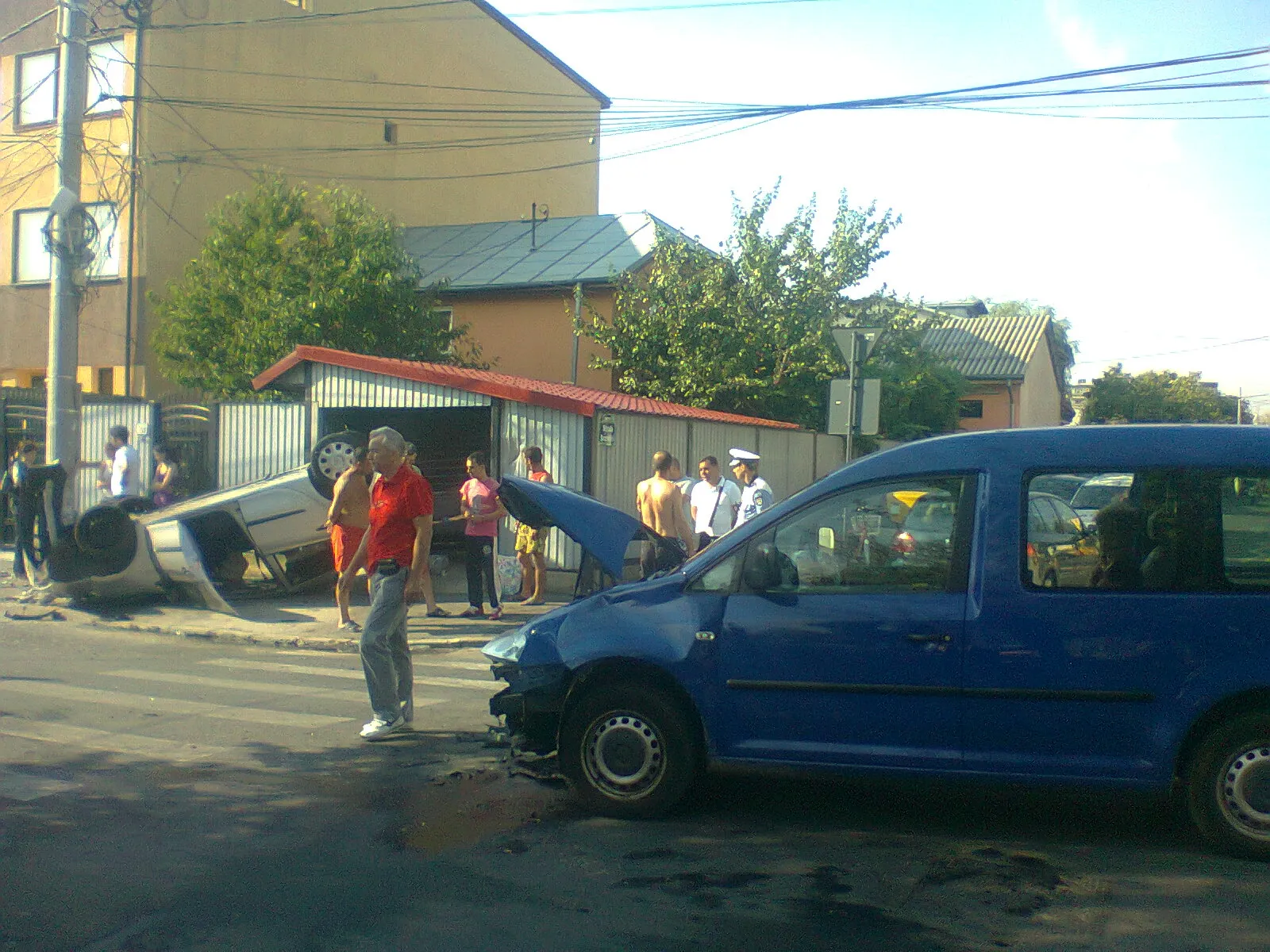 Accident SPECTACULOS în Capitală: O maşină s-a răsturnat în urma impactului