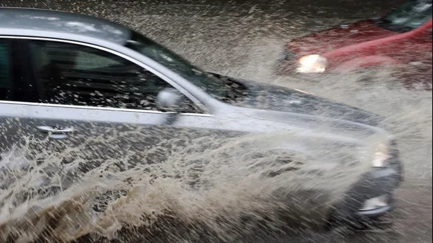 Pasajul Unirii din Capitală a fost inundat în urma furtunii și închis circulaţiei rutiere