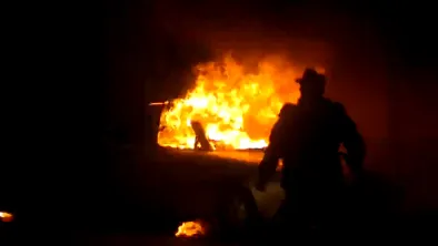 Maşină în flăcări pe o stradă din Suceava