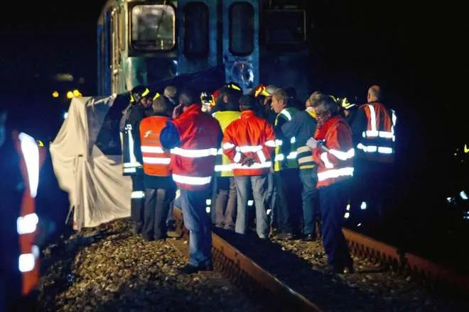 Tragedie pe cale ferată. 33 de persoane au murit pe loc într-un tren care a deraiat și a luat foc
