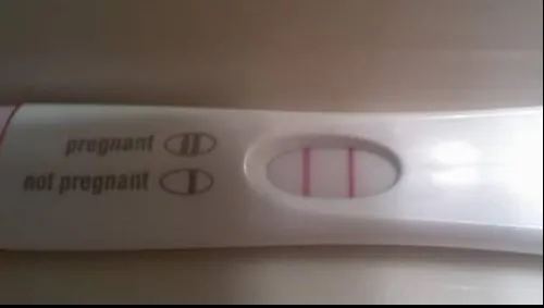 A bagat un test de sarcină într-un pahar cu cola. L-a lăsat 3 minute şi după a avut un şoc