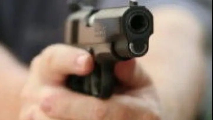 Doi tineri, împușcați în plină zi de un bărbat înarmat! Momentul șocant, surprins de camere