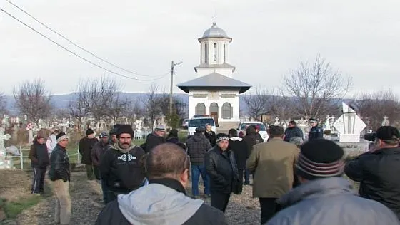 Bătaie la înmormântare: Preotul, la un pas să fie linșat de mai mulţi săteni