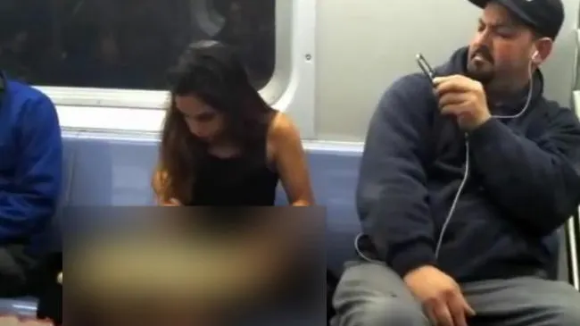Călătorii dintr-un metrou, ÎNMĂRMURIŢI! Ce s-a apucat să facă o tânără în văzul tuturor