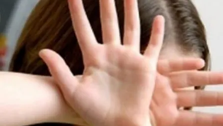 Şeful Poliţiei Piatra Neamţ surprins în imagini în timp ce bate o minoră