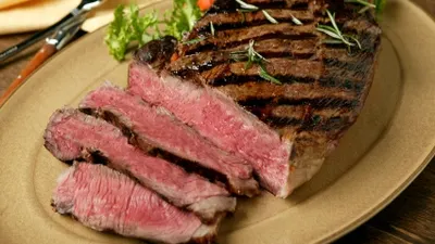 Cum slăbești mâncând ouă, carne și brânzeturi. Șase alimente care te ajută să scapi de burtă