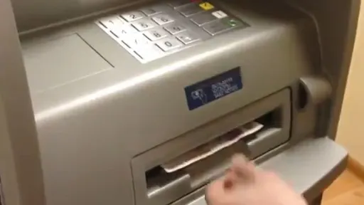 A mers la bancomat să scoată bani. Ce a apărut pe ecran l-a lăsat mască. Cum a fost posibil?
