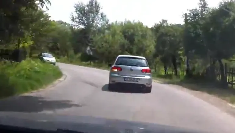 Cel mai prost şofer din România: semnalizează toate curbele VIDEO