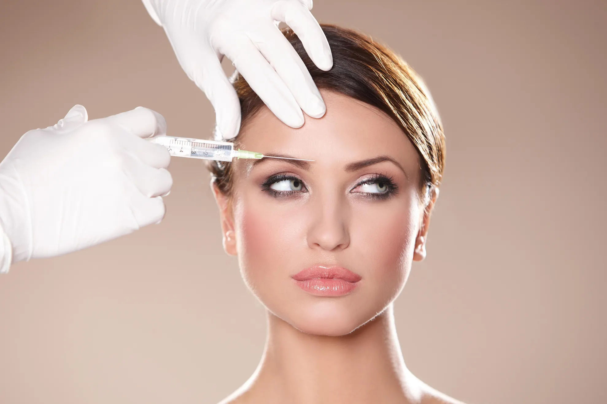 Femeie prinsă încercând să introducă ilegal în Republica Moldova sute de seringi şi flacoane cu botox