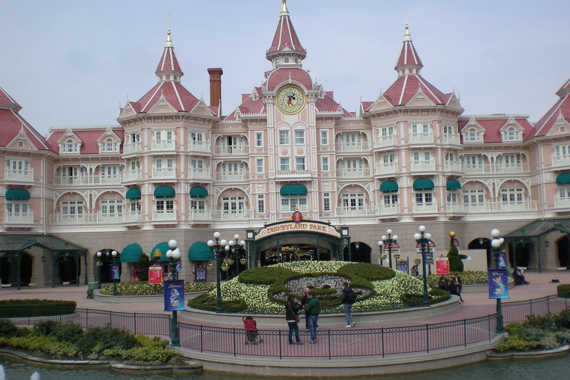 Hoţi şi cerşetori români la Disneyland. Studiu DIICOT
