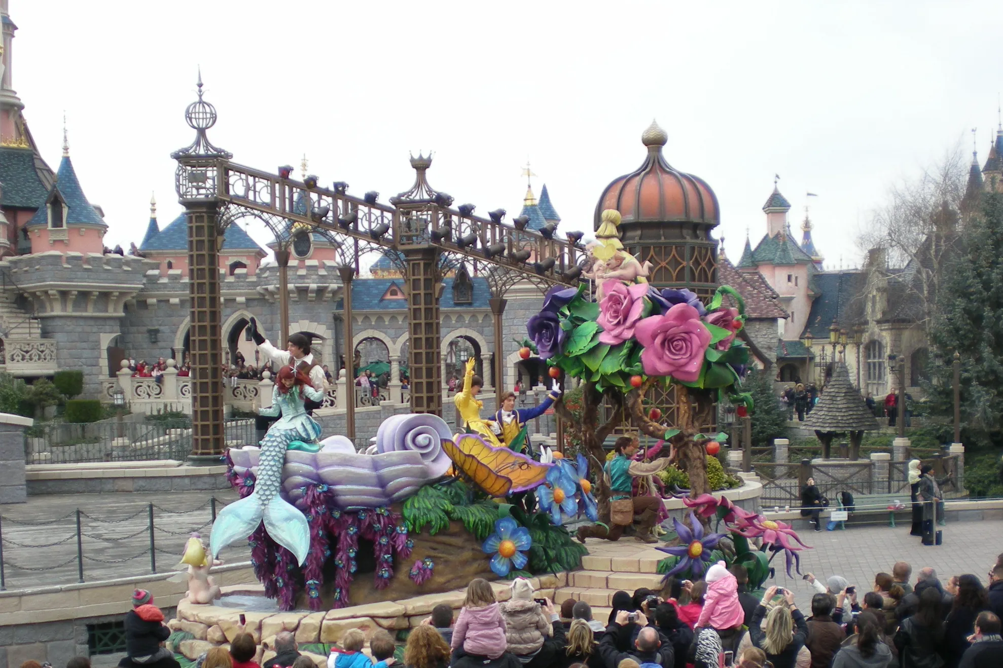 Un hotel din parcul Disneyland de lângă Paris a fost evacuat în urma unei alerte 