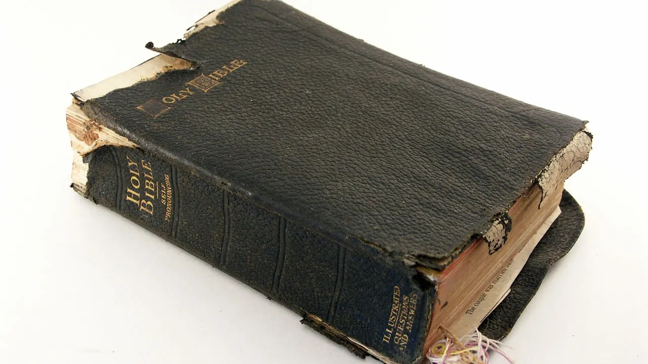 A cumpărat o BIBLIE veche din anticariat și în ea a găsit un mesaj. A încremenit: era scrisul ei
