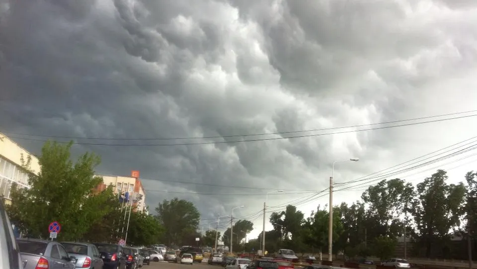 NOWCASTING. Avertizare cod galben de ploi, grindină și vijelii