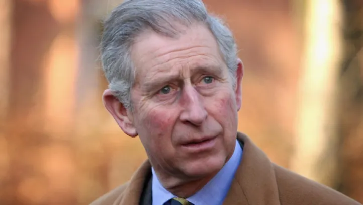 Prinţul Charles este înconjurat de intriganţi, potrivit unei noi biografii
