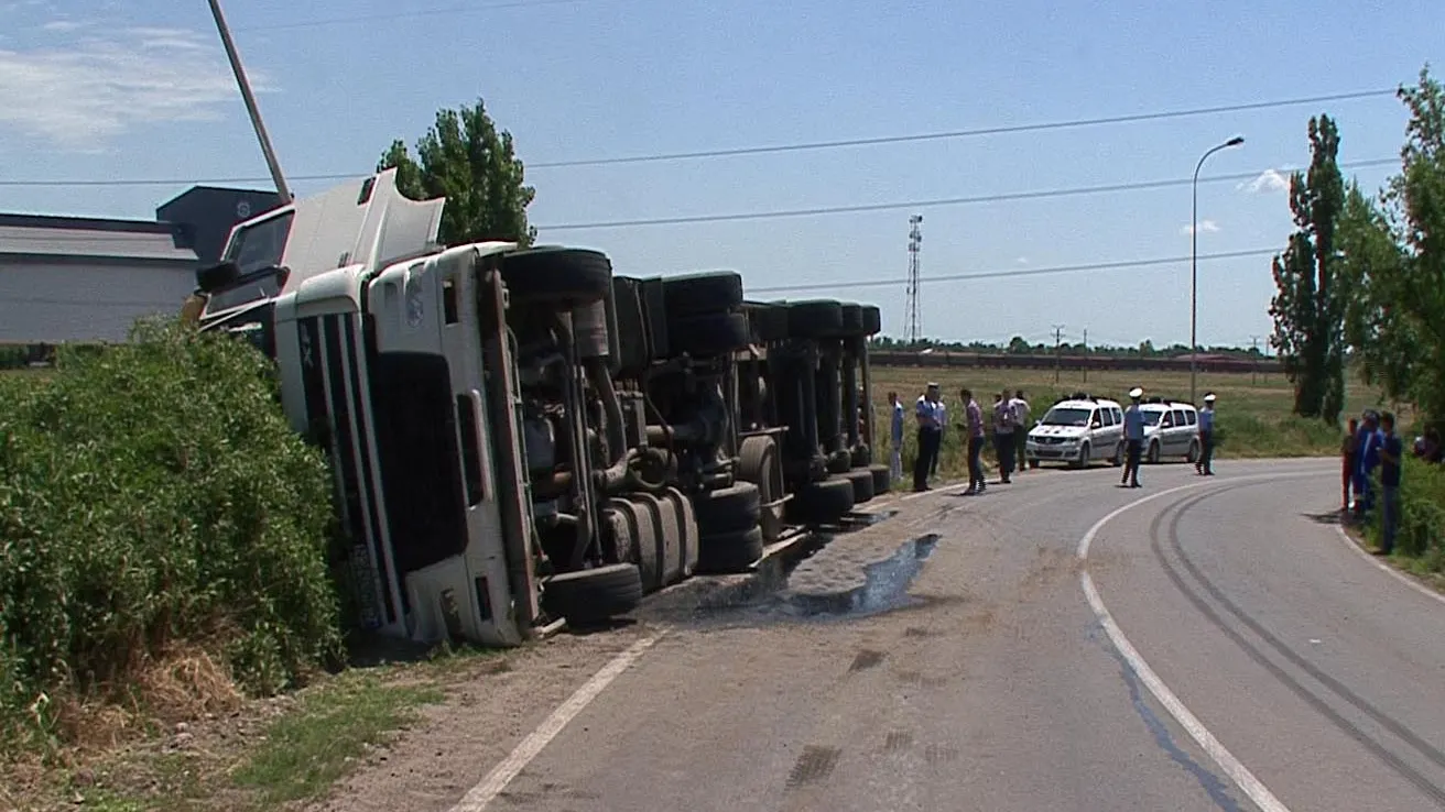 Accident la Mogoșoaia. Un tir s-a răsturnat