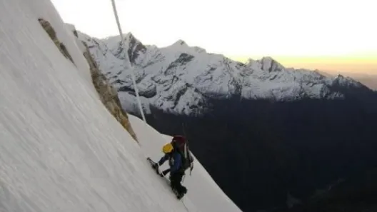 Doi alpinişti români, retraşi la limita supravieţuirii în Himalaya
